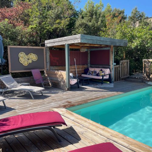 zonnebaden bij het zwembad